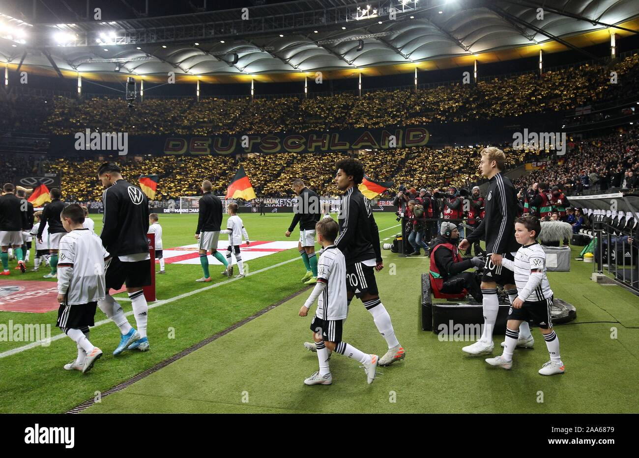 Francoforte, Deutschland. Xix Nov, 2019. firo: 19.11.2019, football, calcio, nazionale Team Germany, UEFA, qualificazioni del Campionato Europeo 2020, qualificazioni del Campionato Europeo 2020, qualificatore europea, GER, Germania - NIR, Irlanda del Nord 6: 1 GER Serge Gnabry, entrata in stadio, Einlaufkinder, entrare in stadio, coreografia, coreografia, coreografia, Banner, ventilatori, ventole ventole, ger Julian Brandt, | Utilizzo di credito in tutto il mondo: dpa/Alamy Live News Foto Stock