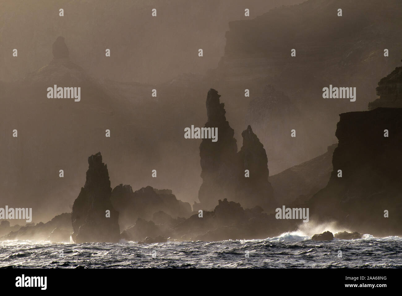 Le formazioni rocciose in riva al Clarion isola su Revillagigedo, Messico Foto Stock