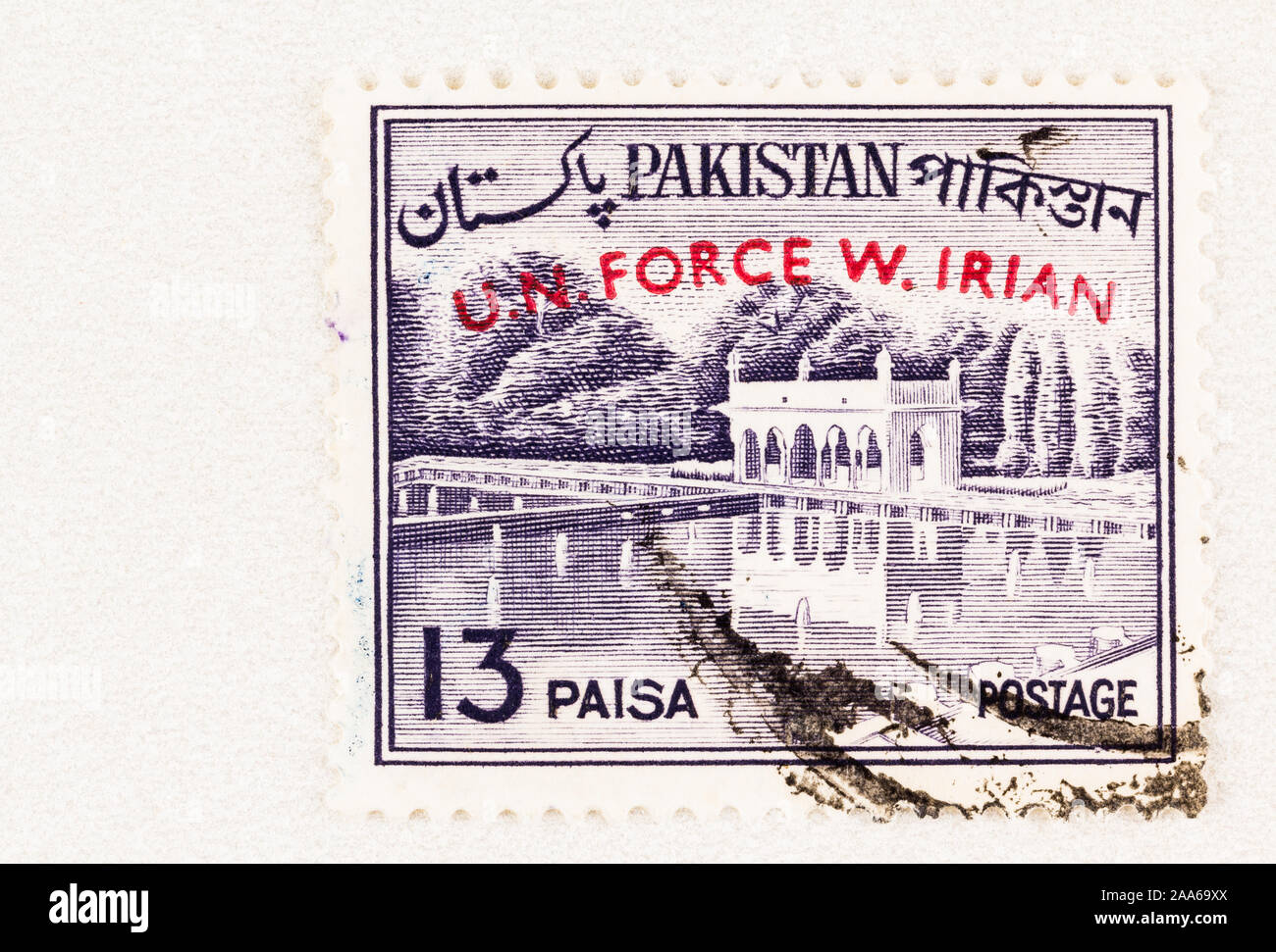 SEATTLE WASHINGTON - Ottobre 5, 2019: Pakistan francobollo del 1963 la sovrastampa in rosso con U.N. Vigore W. IRIAN. Foto Stock