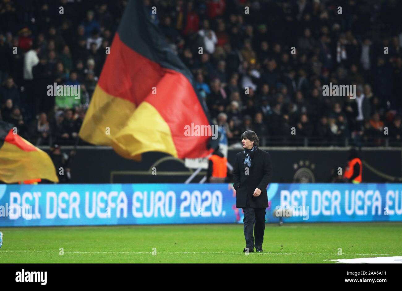 Francoforte, Deutschland. Xix Nov, 2019. firo: 19.11.2019, football, calcio, nazionale Team Germany, UEFA, qualificazioni del Campionato Europeo 2020, qualificazioni europee 2020, qualificatore europea, GER, Germania - NIR, Irlanda del Nord 6: 1 GER Bundescoach, pullman, autobus, Jogi Joachim bassa, Loew, all'UEFA Euro 2020, pista, bandiera | Utilizzo di credito in tutto il mondo: dpa/Alamy Live News Foto Stock