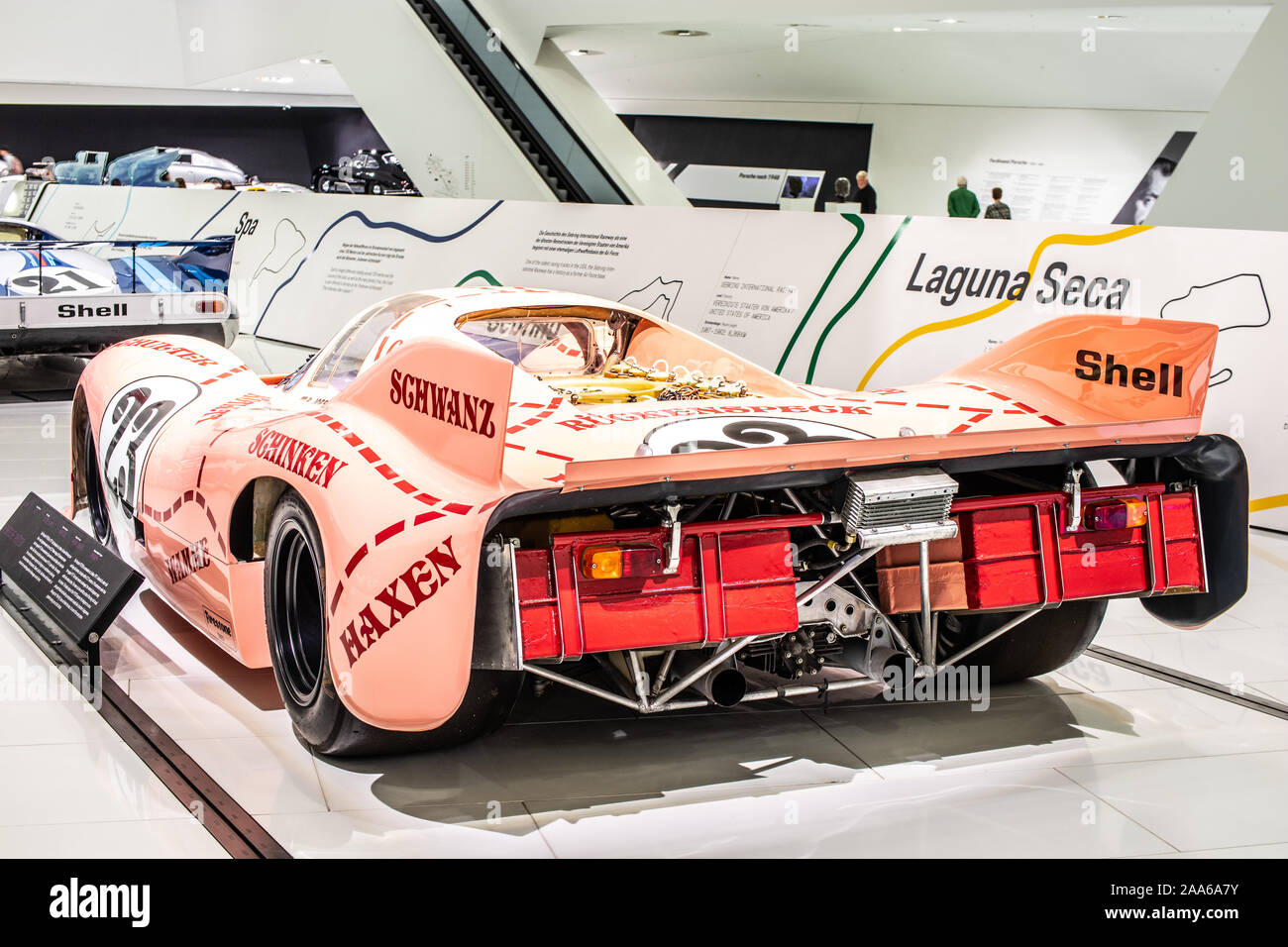 Collezione di auto Porsche in mostra al Porsche Museum di Stoccarda Germania, auto d'epoca, lucida, brillante, vecchia classica retrò Porsche Foto Stock