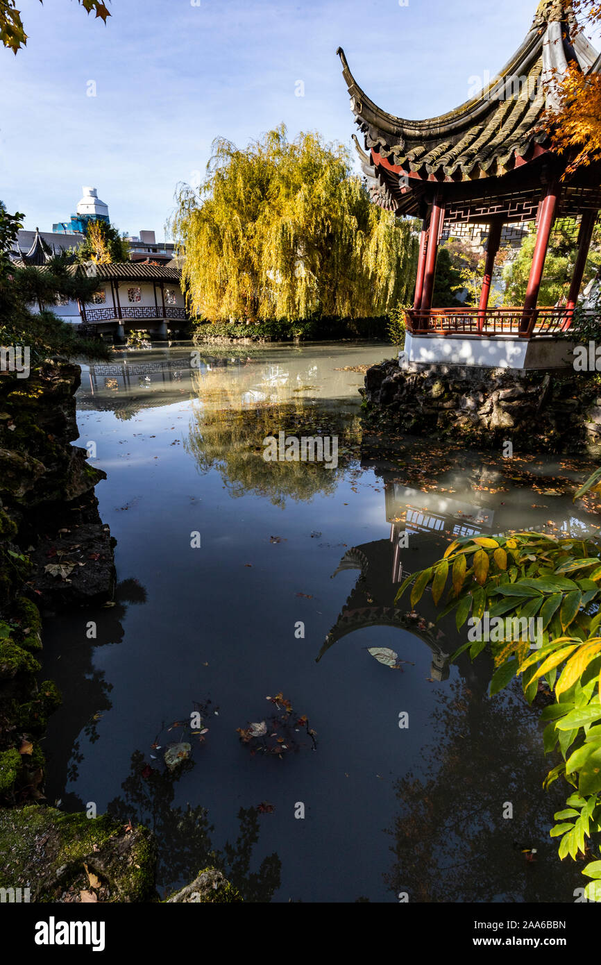 Sun Yat Sen classico giardino Cinese è un oasi di tranquillità in Vancouver che è stato modellato dopo la Dinastia Ming studiosi " giardini di Suzhou e becam Foto Stock