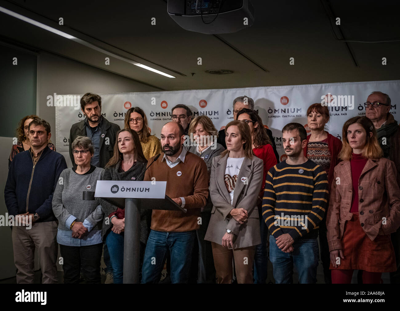 Marcel Mauri (C) portavoce per l'entità culturale Òmnium durante una conferenza stampa accompagnato da membri del consiglio nazionale della cultura Òmnium.dopo Amnesty International dichiarazione pubblica circa l'ingiusta situazione carceraria del catalano prigionieri politici Jordi Cuixart e Jordi Sànchez, il Consiglio Nazionale di Òmnium culturale, di cui Jordi Cuixart è presidente, ha fatto una dichiarazione istituzionale impegnativo immediato rilascio dei prigionieri e l' annullamento della frase. Foto Stock