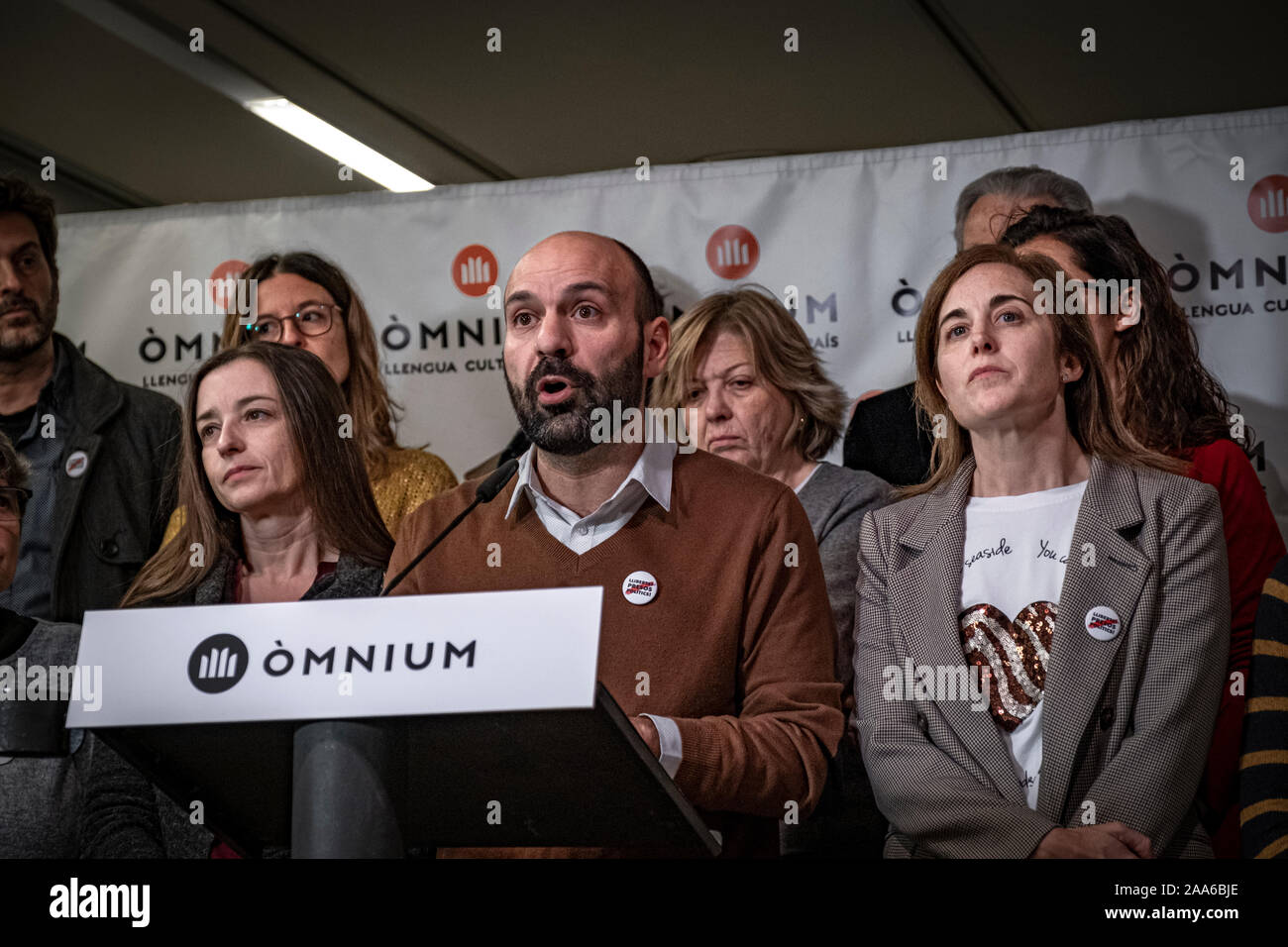 Marcel Mauri (C) portavoce per l'entità culturale Òmnium durante una conferenza stampa accompagnato da membri del consiglio nazionale della cultura Òmnium.dopo Amnesty International dichiarazione pubblica circa l'ingiusta situazione carceraria del catalano prigionieri politici Jordi Cuixart e Jordi Sànchez, il Consiglio Nazionale di Òmnium culturale, di cui Jordi Cuixart è presidente, ha fatto una dichiarazione istituzionale impegnativo immediato rilascio dei prigionieri e l' annullamento della frase. Foto Stock