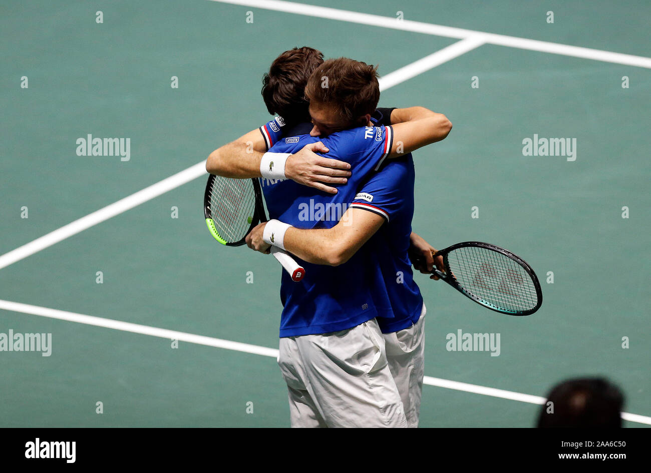 Pierre-Hugues Herbert di Francia e Nicolas MAHUT di Francia celebrare dopo la loro duplice match contro Yasutaka Uchiyama del Giappone e Ben McLachlan del Giappone durante il giorno 2 del 2019 Davis Cup presso la Caja Magica a Madrid. La Francia vince 2-1 Foto Stock