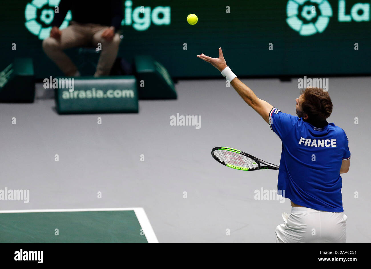 Nicolas MAHUT di Francia serve contro Yasutaka Uchiyama e Ben McLachlan del Giappone durante il giorno 2 del 2019 Davis Cup presso la Caja Magica a Madrid. La Francia vince 2-1 Foto Stock