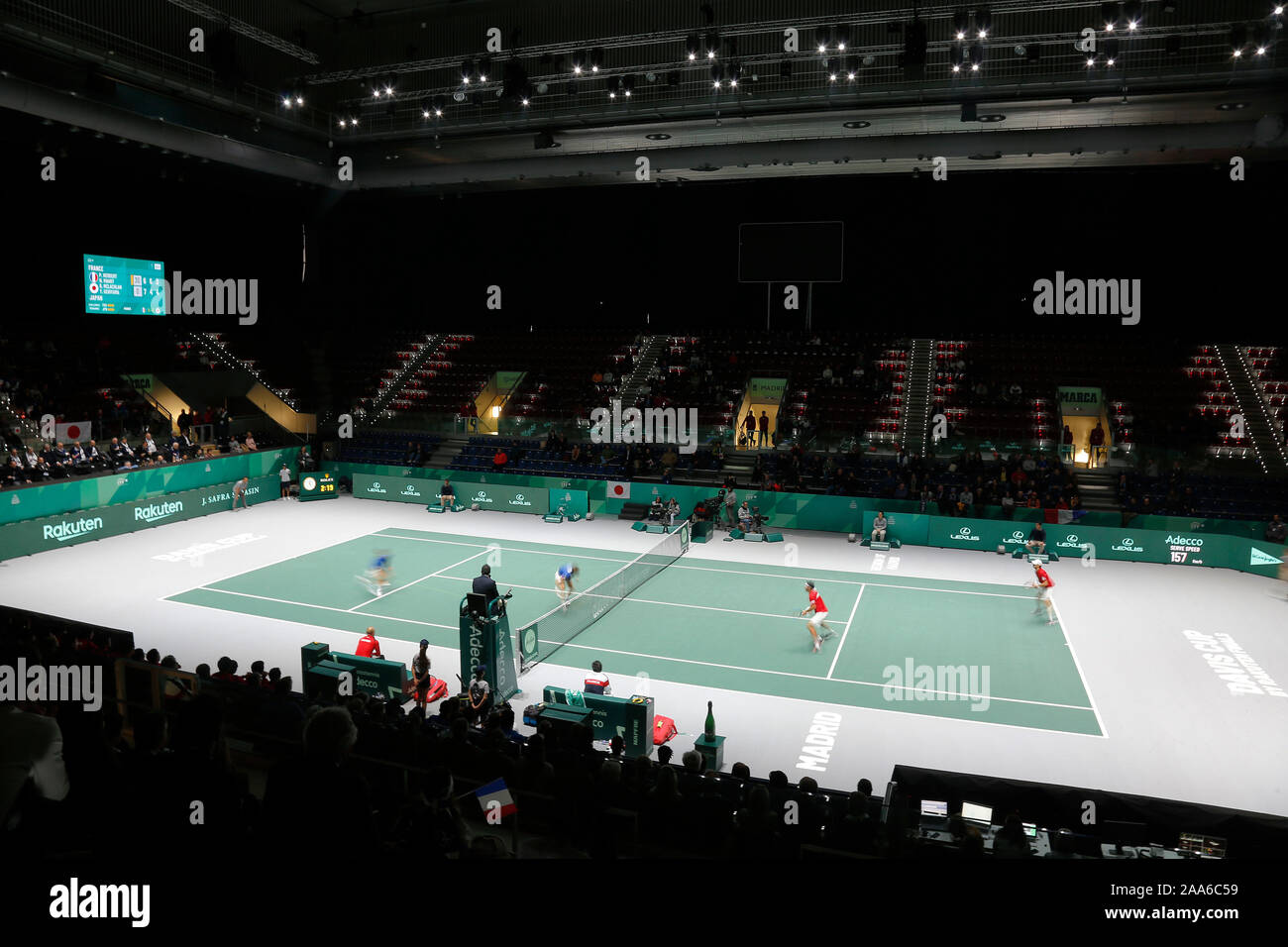 Pierre-Hugues Herbert di Francia e Nicolas MAHUT di Francia gioca contro Yasutaka Uchiyama e Ben McLachlan del Giappone durante il giorno 2 del 2019 Davis Cup presso la Caja Magica a Madrid. La Francia vince 2-1 Foto Stock