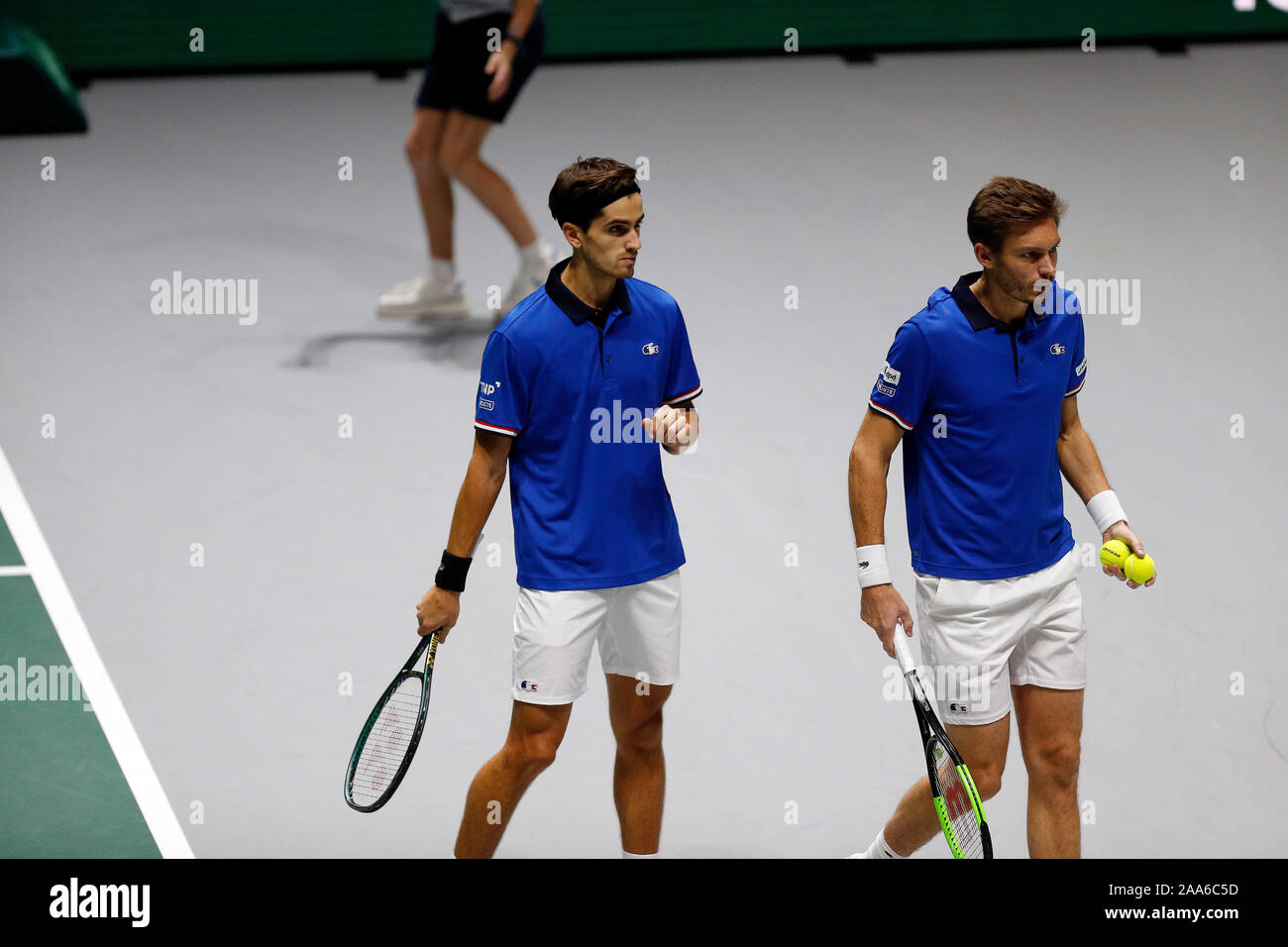 Pierre-Hugues Herbert e Nicolas MAHUT di Francia parlare durante il giorno 2 del 2019 Davis Cup presso la Caja Magica a Madrid. La Francia vince 2-1 Foto Stock