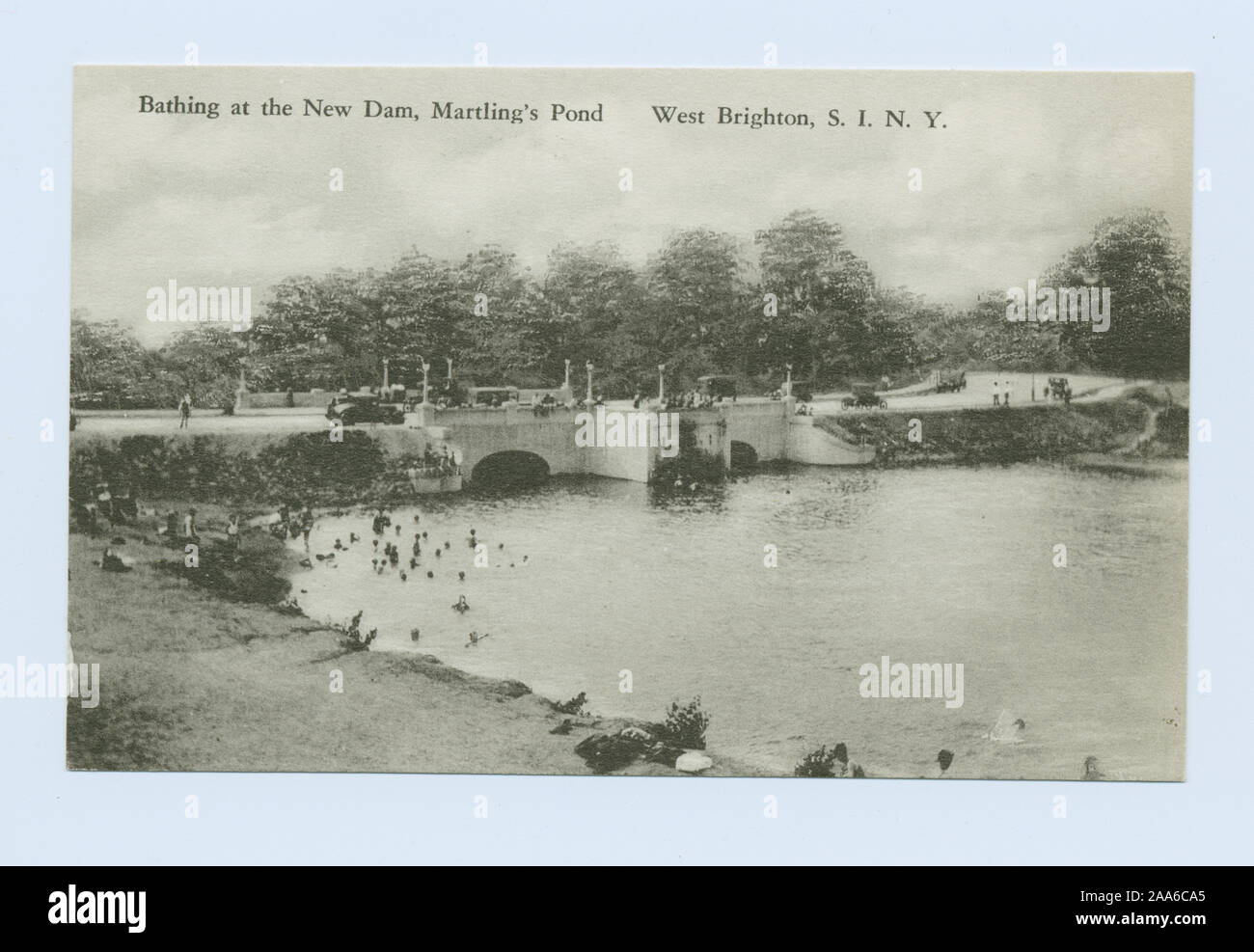 Cartolina di categorie e titolo commenti tra parentesi quadre [ ] fornito dal collettore, Catherine Robinson.; la balneazione presso la nuova diga, Martling stagno, West Brighton, Staten Island, N.Y. [Persone nuoto presso la diga di] Foto Stock