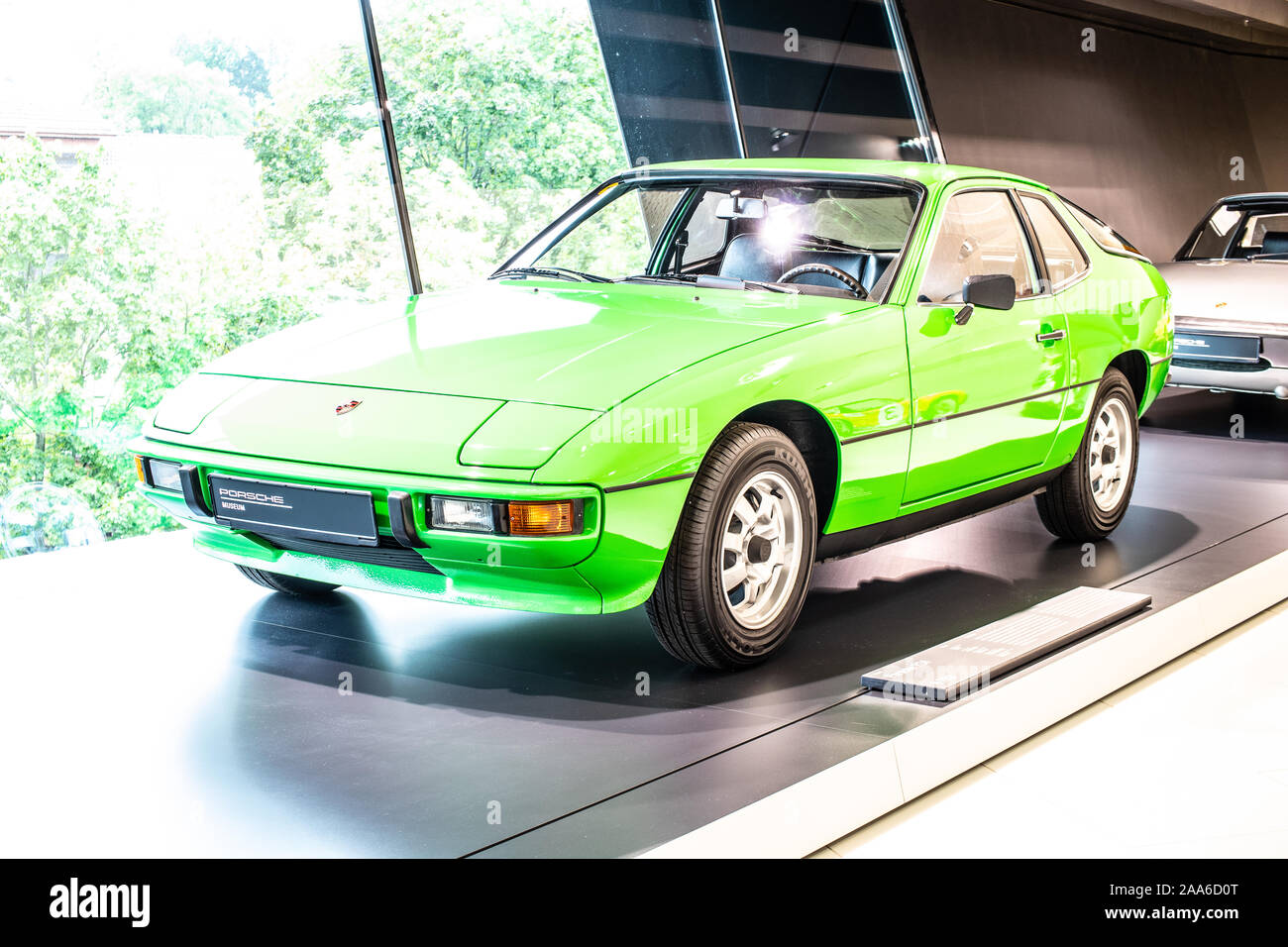 Stoccarda, Germania, Sep, 2019: verde Porsche 924 1976, Stoccarda Porsche Museum, auto sportiva prodotta da Porsche Foto Stock