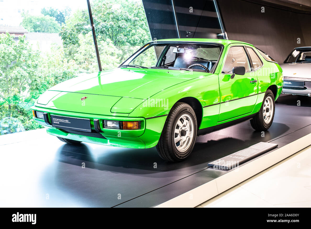 Stoccarda, Germania, Sep, 2019: verde Porsche 924 1976, Stoccarda Porsche Museum, auto sportiva prodotta da Porsche Foto Stock