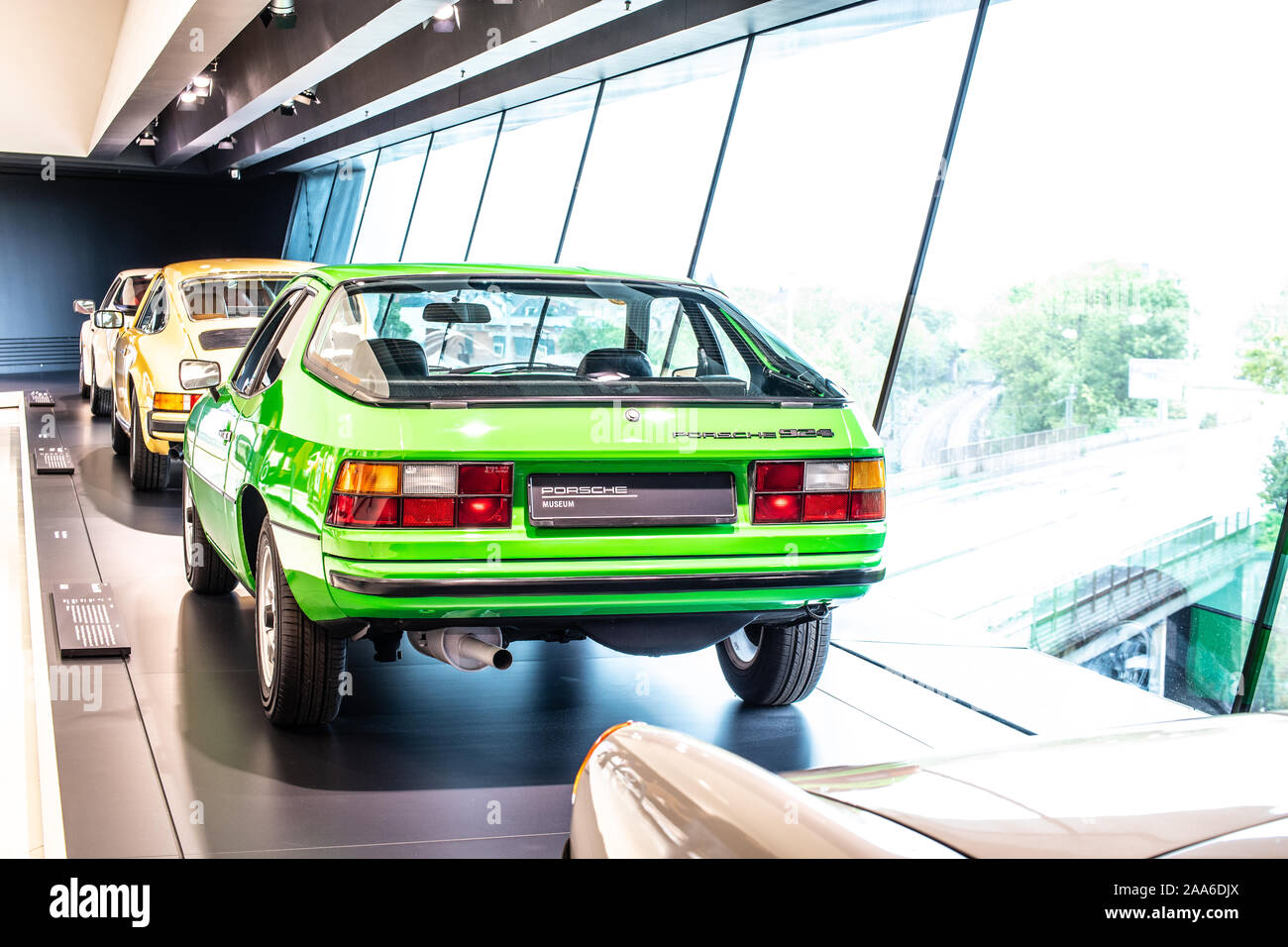 Stoccarda, Germania, Sep, 2019: verde Porsche 924 1976, Stoccarda Porsche Museum, auto sportiva prodotta da Porsche Foto Stock