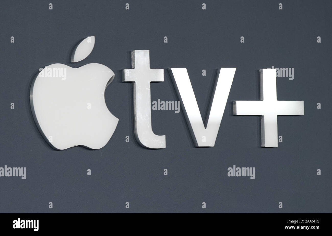 New York, Stati Uniti. Xix Nov, 2019. Apple TV è il logo sfondo come talento arriva sul tappeto rosso alla premiere mondiale di Apple TV 's servant' a BAM Howard Gilman Opera House il Martedì, Novembre 19, 2019 a New York City. Foto di Giovanni Angelillo/UPI Credito: UPI/Alamy Live News Foto Stock