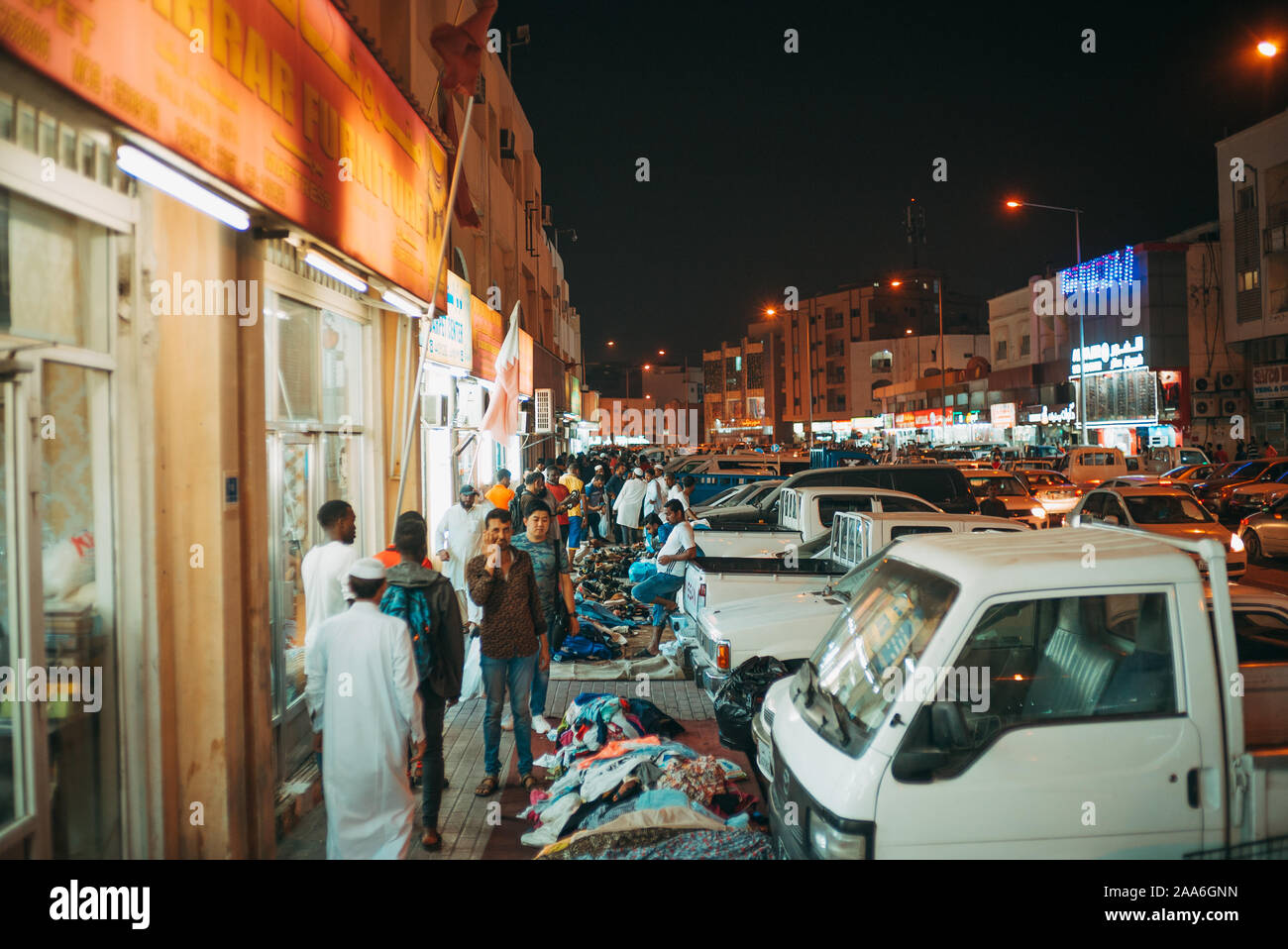 Decine di bianco i pickup parco lungo il cordolo durante le ore serali nei Souq Al Haraj, una notte tempo il mercato delle pulci a Doha, in Qatar Foto Stock