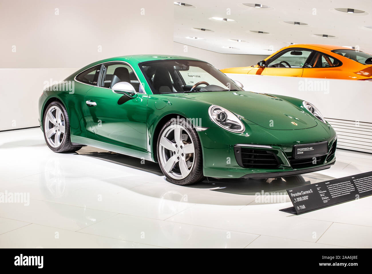 Stoccarda, Germania, Sep 2019 irish green Porsche 911 Carrera S 2017, Stoccarda Porsche Museum, Serie 991, settima generazione, supercar costruita da Porsche Foto Stock
