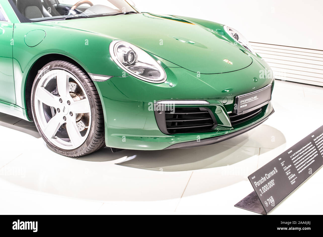 Stoccarda, Germania, Sep 2019 irish green Porsche 911 Carrera S 2017, Stoccarda Porsche Museum, Serie 991, settima generazione, supercar costruita da Porsche Foto Stock