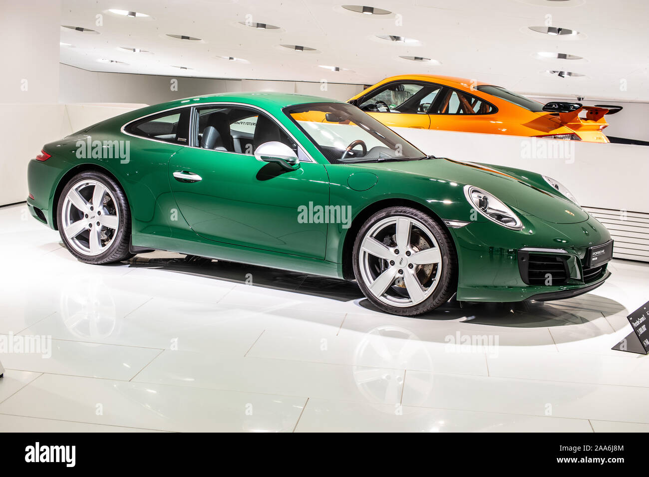 Stoccarda, Germania, Sep 2019 irish green Porsche 911 Carrera S 2017, Stoccarda Porsche Museum, Serie 991, settima generazione, supercar costruita da Porsche Foto Stock