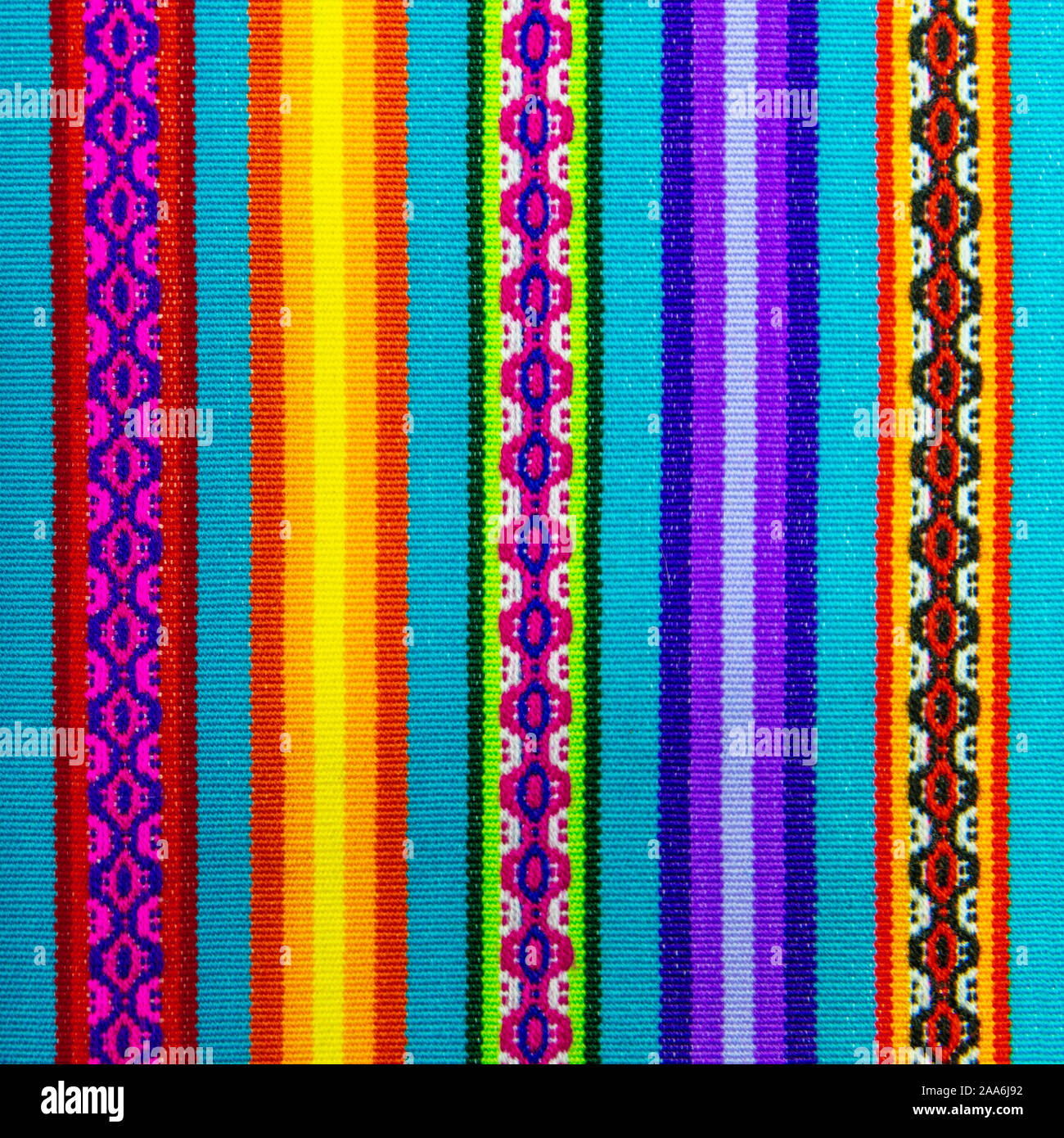 Square fotografia delle Ande tradizionale sul tessile locale arte e artigianato di Cusco, Perù. Questi tessuti si trovano in Bolivia, Perù ed Ecuador. Foto Stock