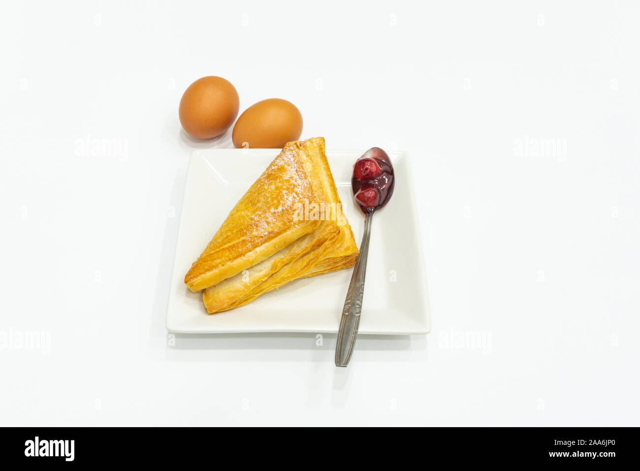 Il fatturato di mirtillo palustre sulla piastra bianca e lo sfondo. Copia vuota spazio per il testo. Foto Stock