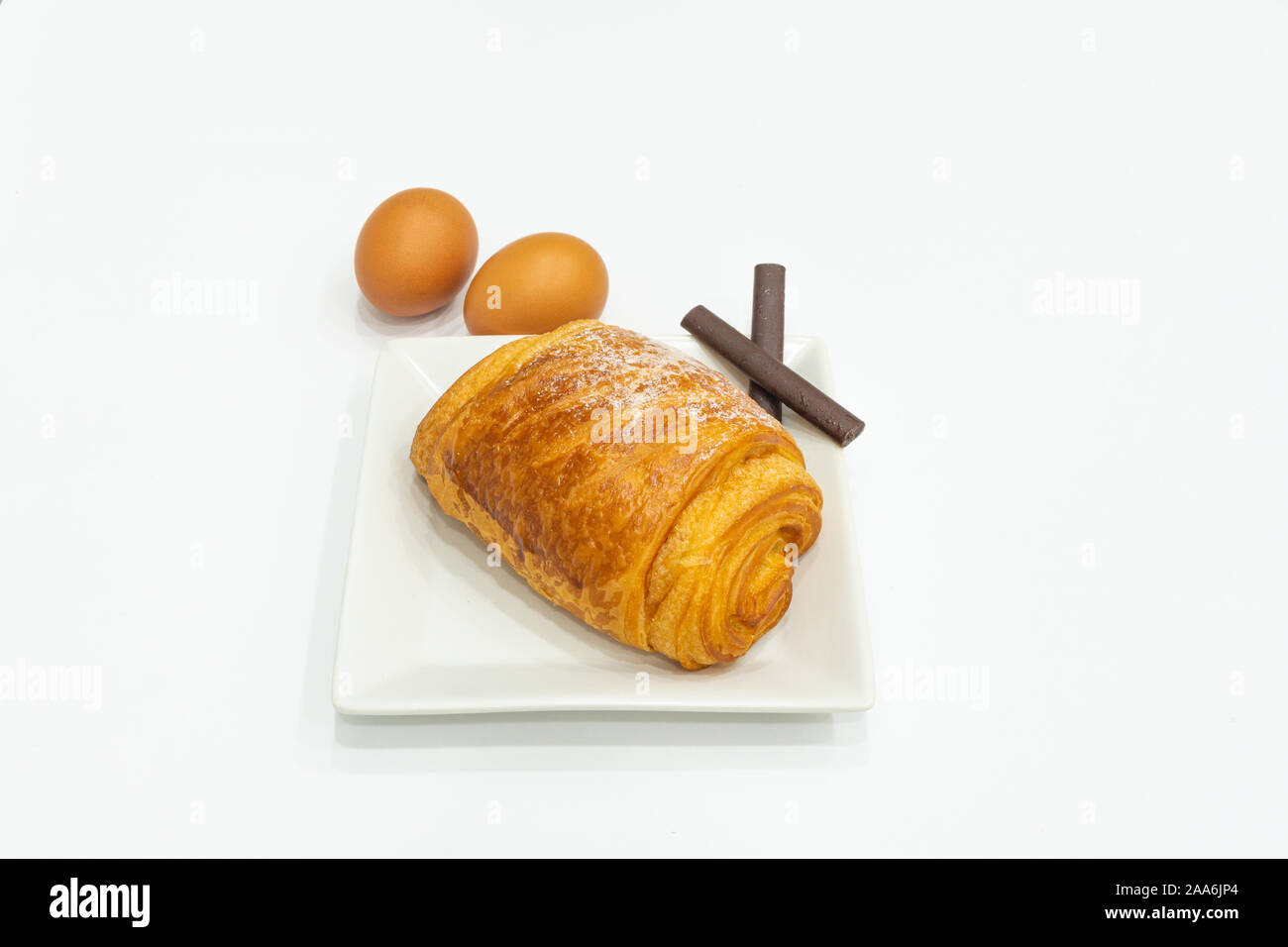 Il fatturato di cioccolato sulla piastra. Piastra di colore bianco e lo sfondo. Copia vuota spazio per il testo. Foto Stock