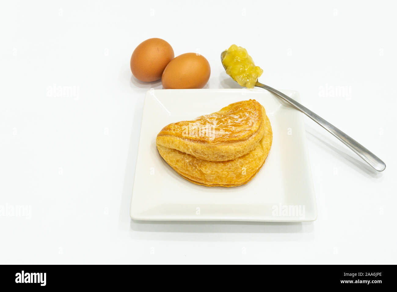 Il fatturato di Apple, isolata. Sfondo bianco. Home cotto al forno. Copia vuota spazio per il testo. Foto Stock