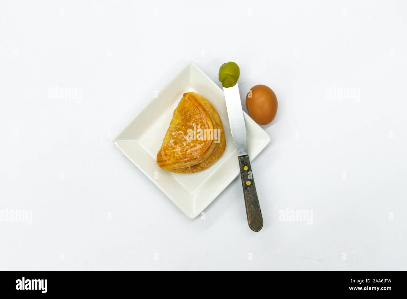 Dolce Pandan Kaya fatturato su piastra bianca. Piastra bianca dello sfondo. Copia vuota spazio per il testo. Foto Stock