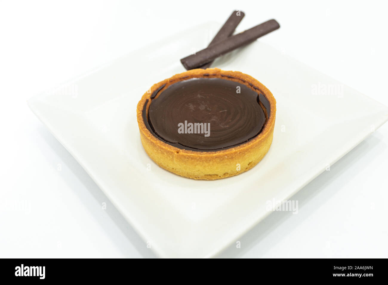 Cioccolato crostata turd pie sulla piastra bianca. Home fatta al forno. Copia vuota spazio per il testo. Piastra bianca dello sfondo. Foto Stock