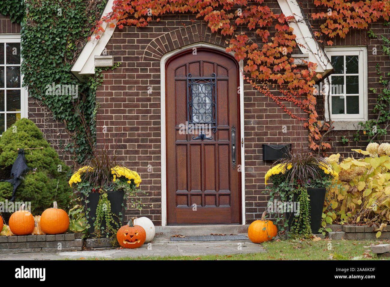 Davanti la porta di casa con decorazioni di Halloween e zucche Foto Stock