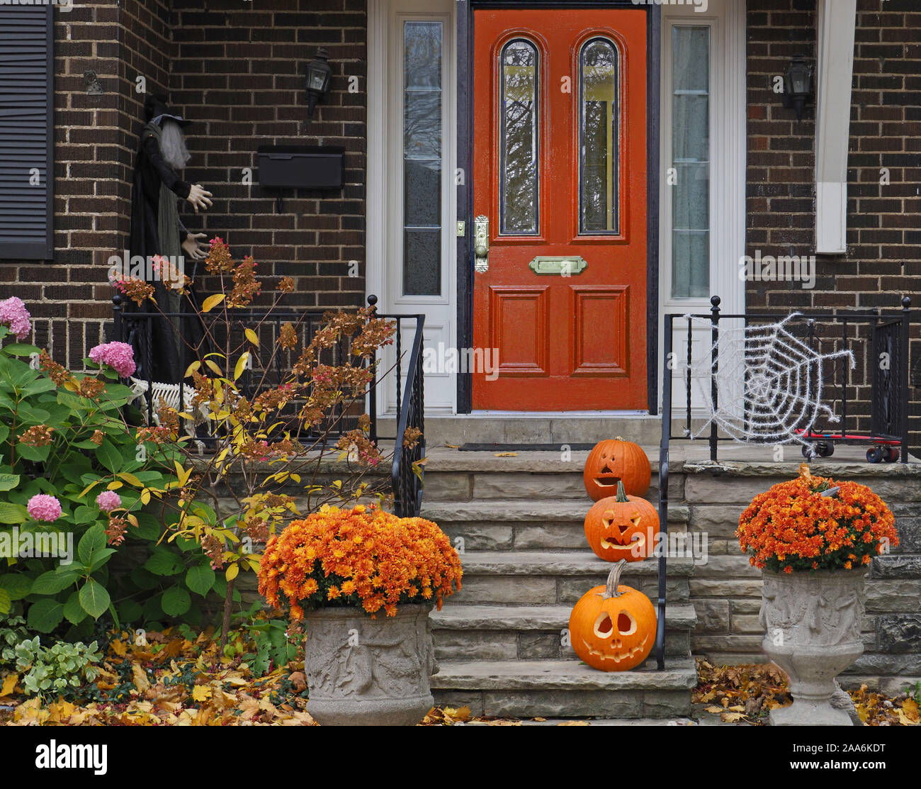 Portico anteriore con decorazioni di Halloween Foto Stock