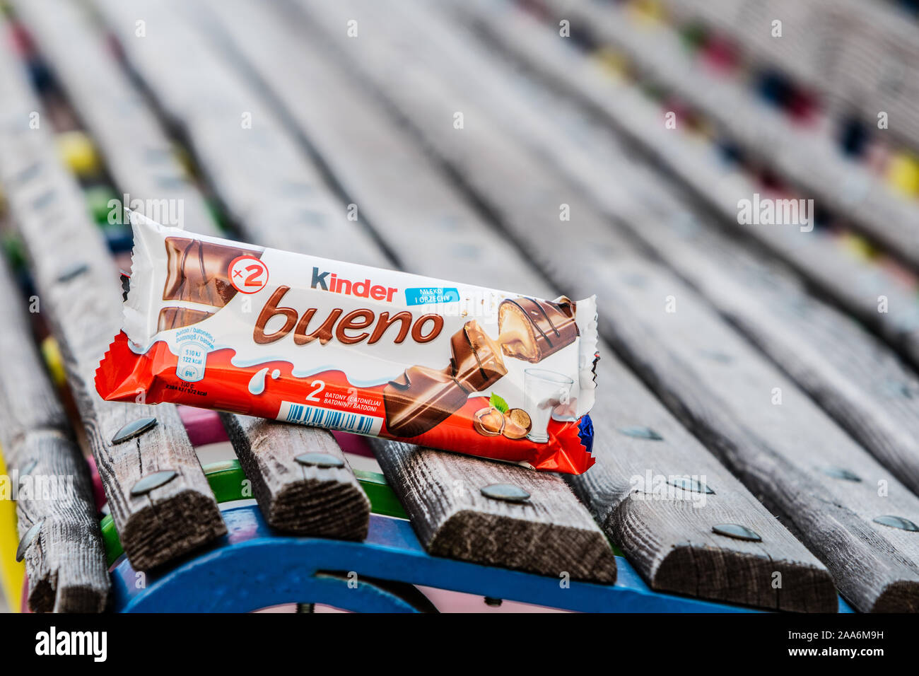 Kinder Bueno, latte e nocciole. Barra di cioccolato, molto popolare di dessert per bambini realizzato da dolciaria italiana Ferrero maker Foto Stock