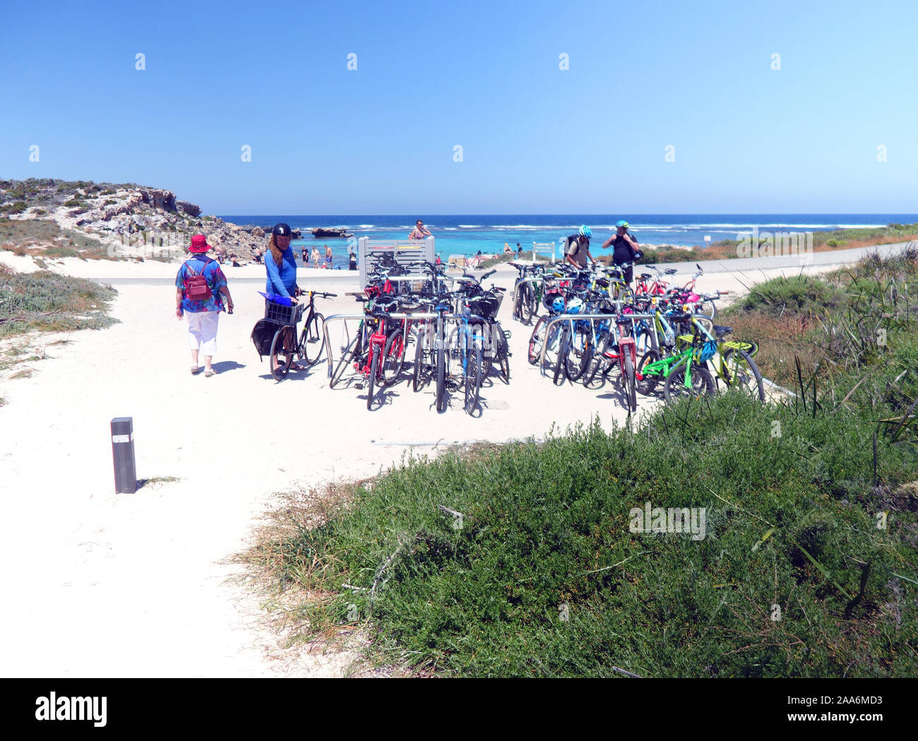 Bikers a Little Salmon Bay, l'Isola di Rottnest, Western Australia. No signor o PR Foto Stock