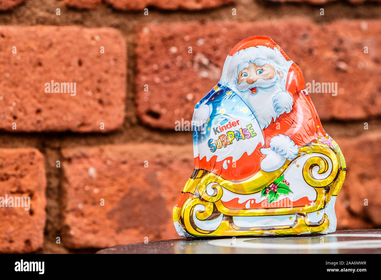 Kinder sorpresa Babbo Natale Natale uovo è costituito da un guscio di  cioccolato, una capsula di plastica con il giocattolo e lamina esterna  wrap. Realizzato da Ferrero Co Foto stock - Alamy