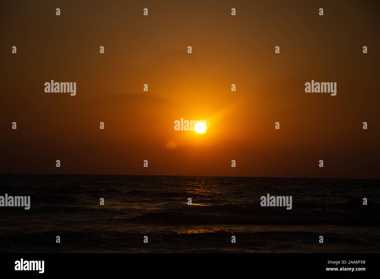 Godendo l'ultima luce del giorno con la fantastica vista del mare e i colori del tramonto rendono nel cielo Foto Stock