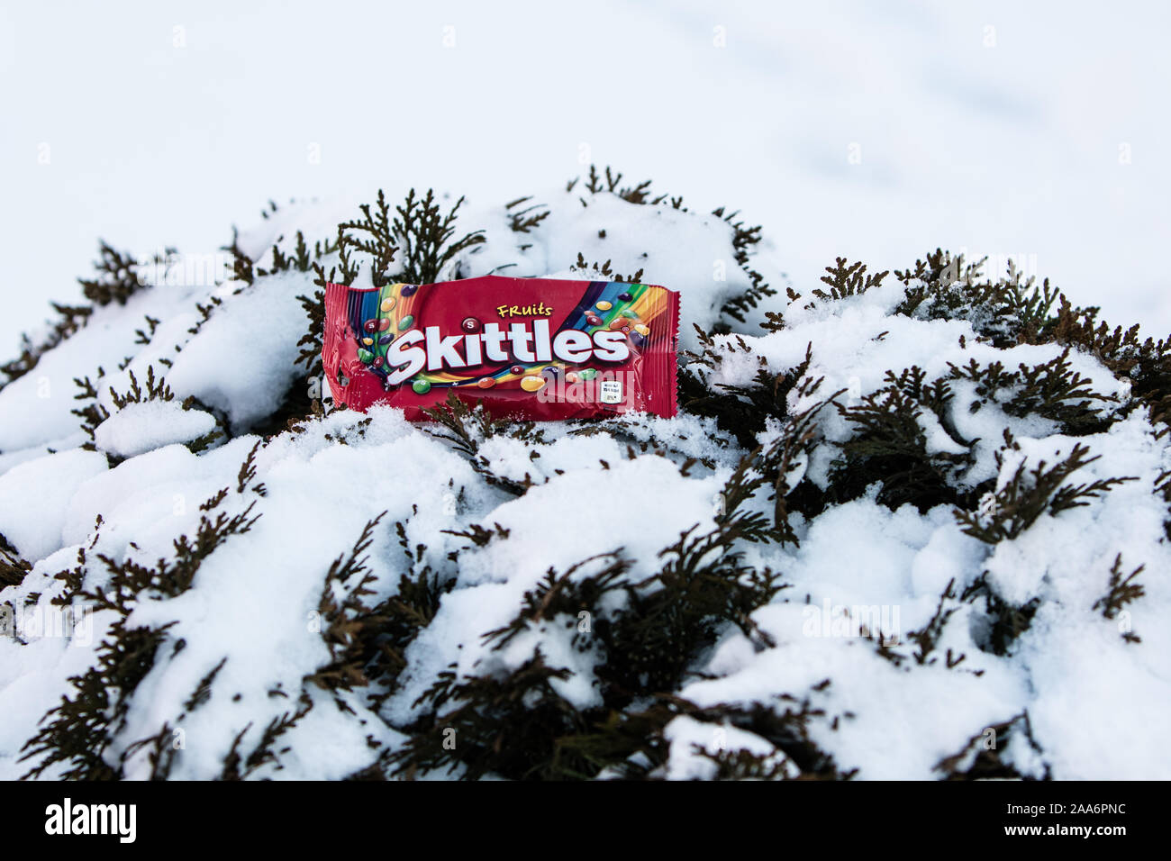 Primo piano dei birilli candy, birilli è un marchio di aromatizzati alla frutta candy, birilli consistono di zucchero duro gusci impresso con la lettera 'S' Foto Stock