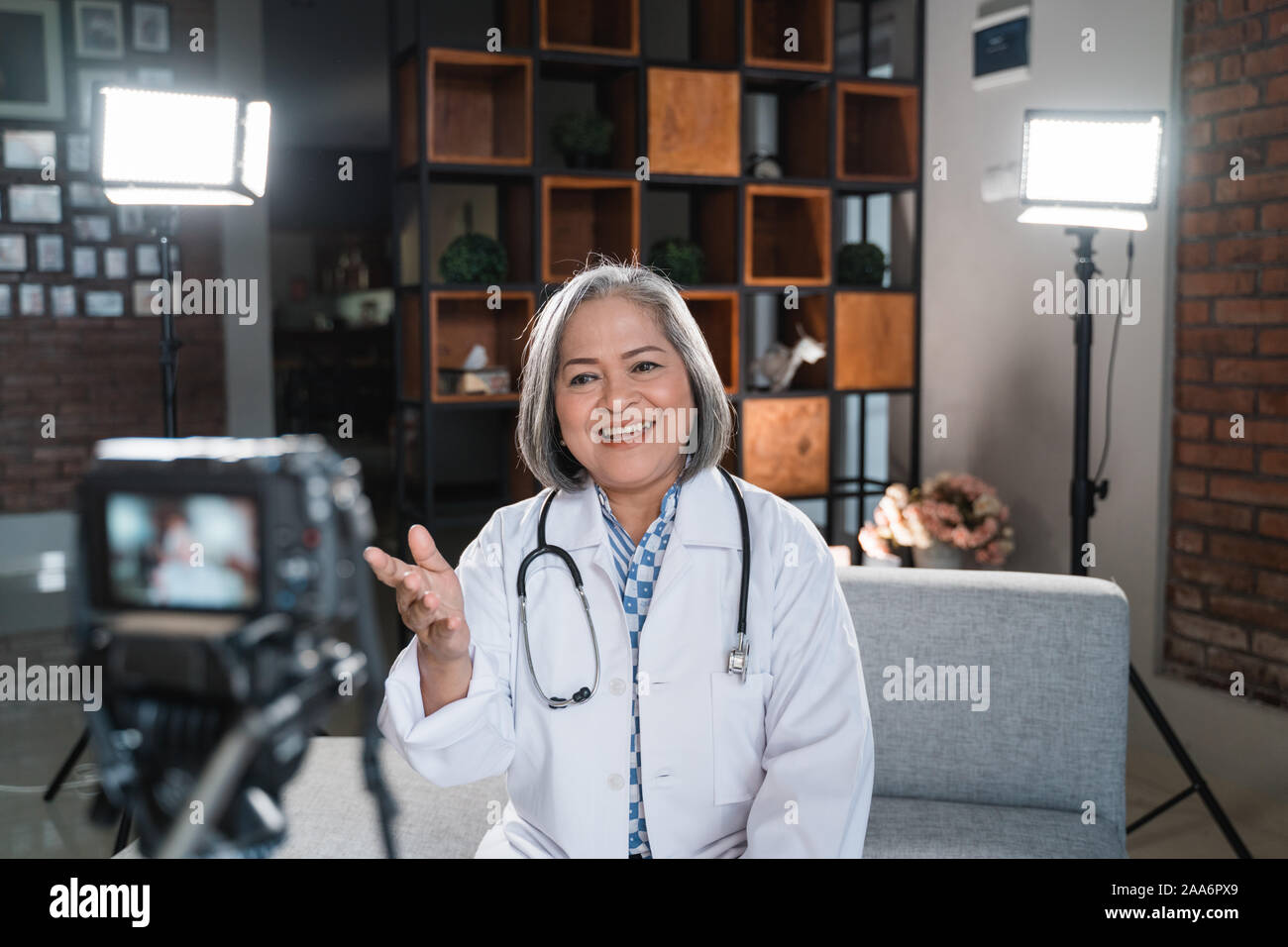 La donna medico di registrazione di video per il suo blog Foto Stock