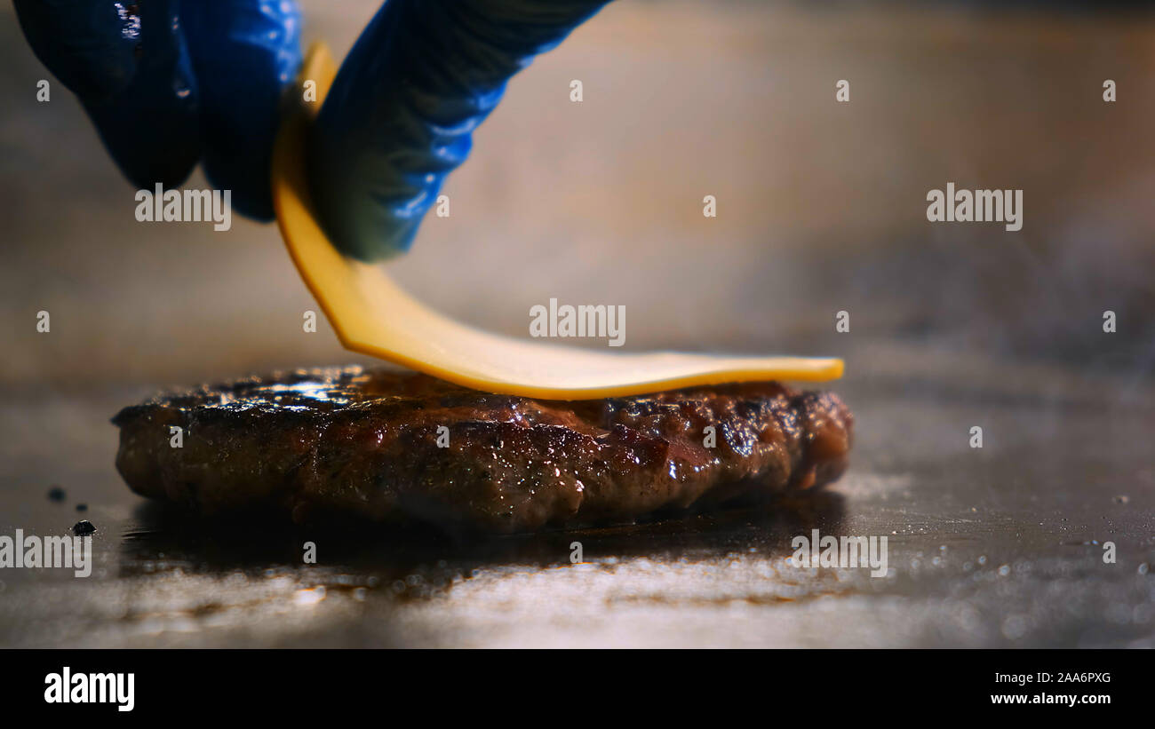 Close-up Chef mette il formaggio su un caldo polpetta di carne di manzo Foto Stock Close-up Chef mette il formaggio su un caldo polpetta di carne di manzo Foto Stock