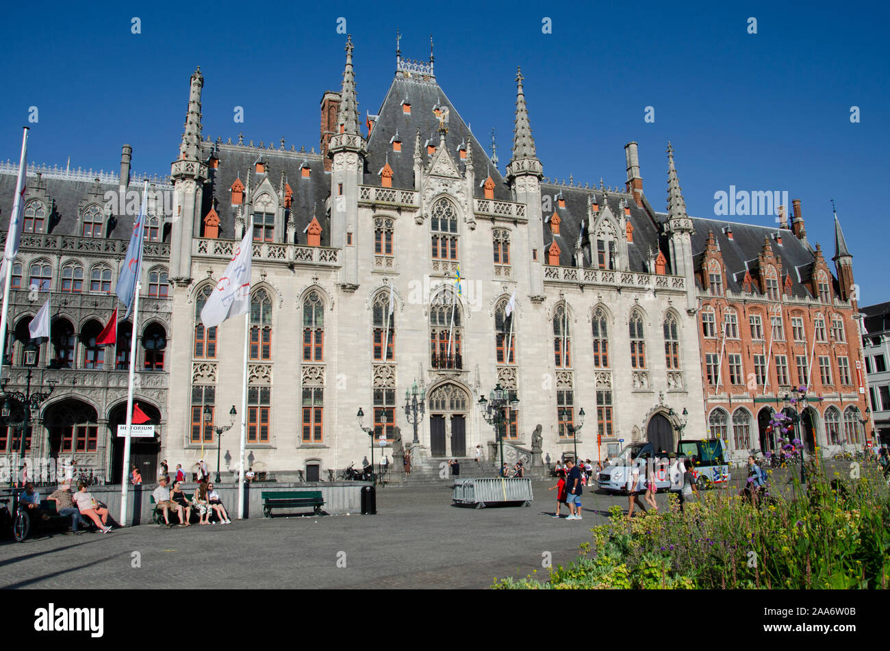 BRUGES, Belgio, Europa, giugno 2019, turista al governo provinciale Palace, Architettura gotica, la piazza del mercato Foto Stock