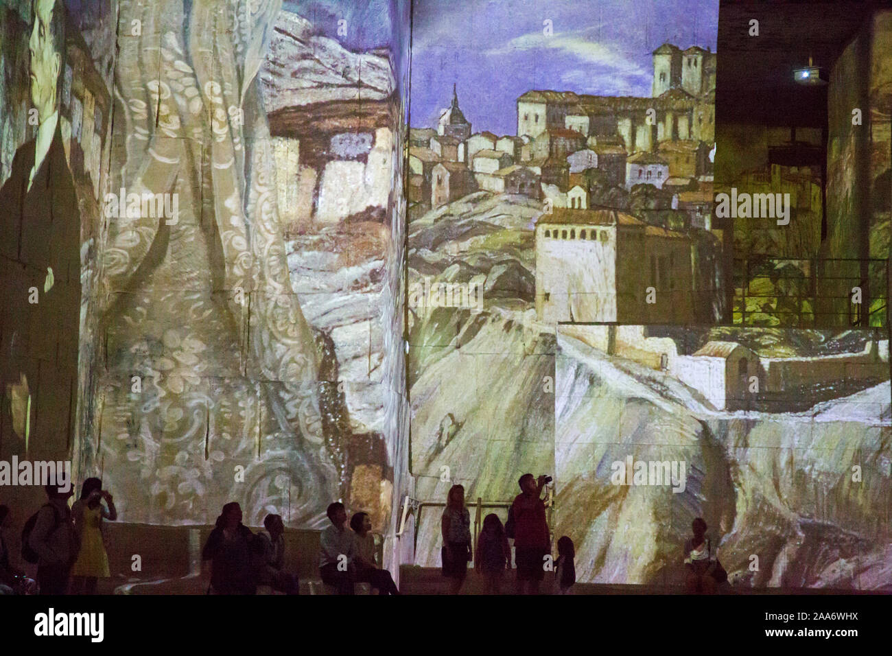 La presentazione multimediale vettori de Lumieres proietta immagini in una vecchia cava di bauxite in Les Baux Provence in Francia Foto Stock