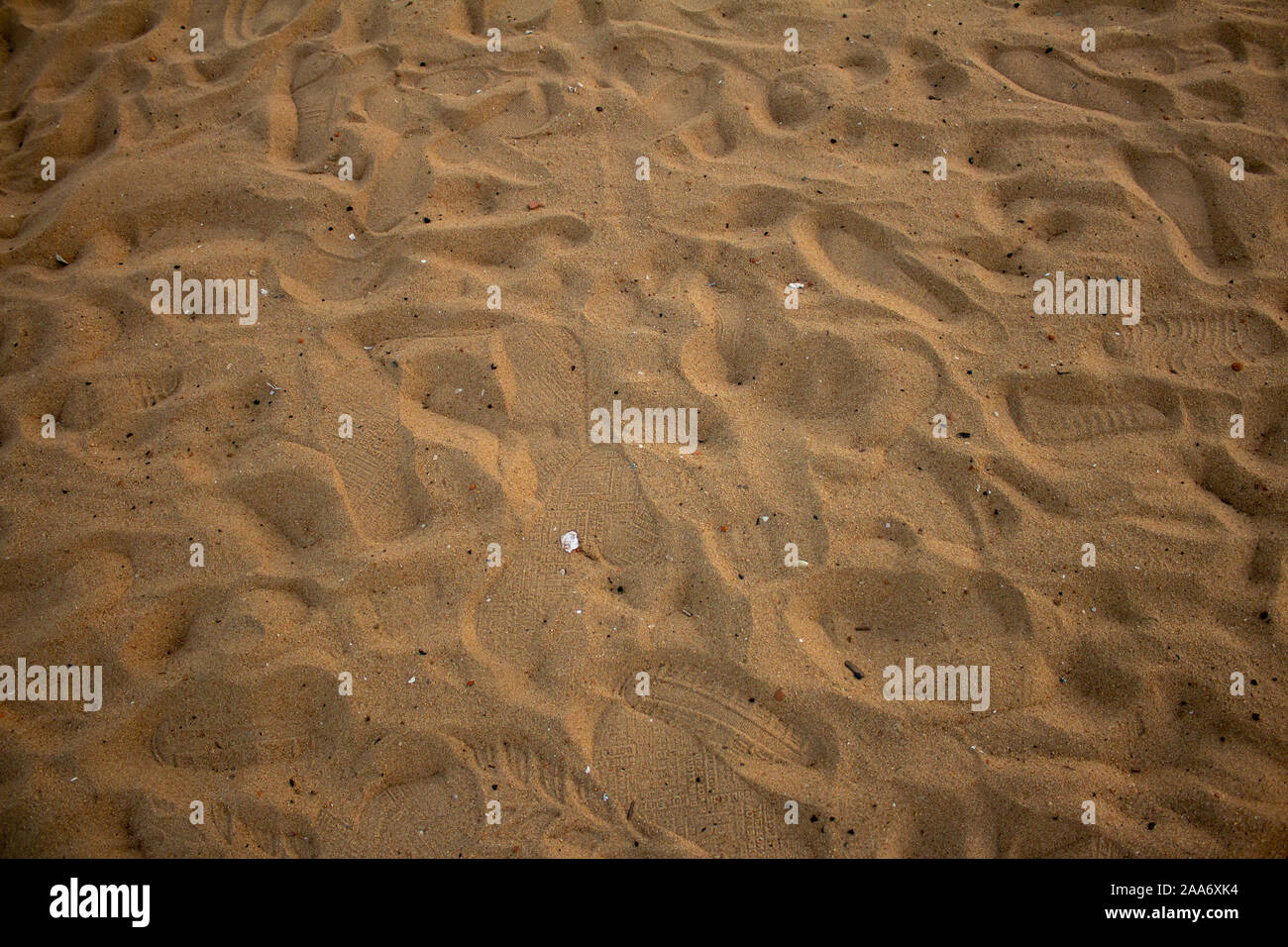 Spiaggia di sabbia con piedi stampe dei visitatori in Elliot's Beach, Chennai, India Foto Stock