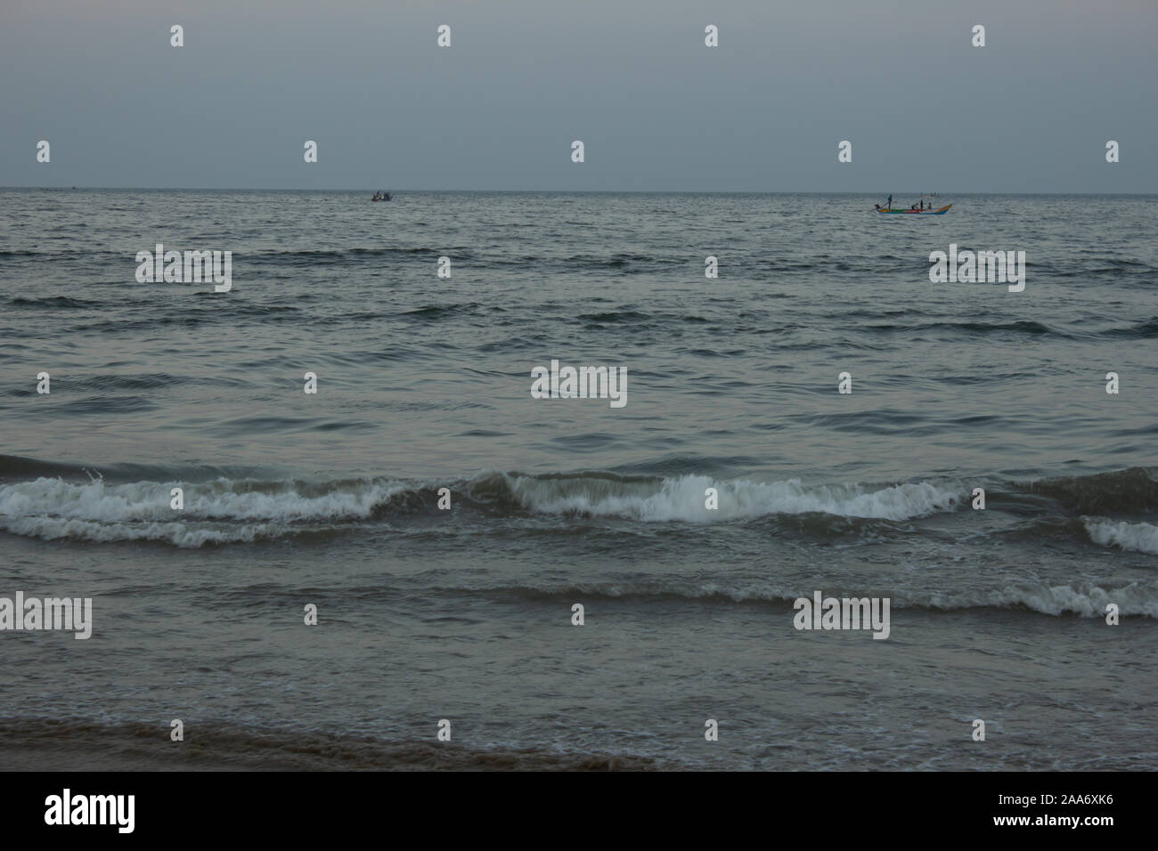 Vista serale del Elliot's beach in Besant Nagar, Chennai, India. Uno della famosa spiaggia di Chennai lungo la baia del Bengala Foto Stock