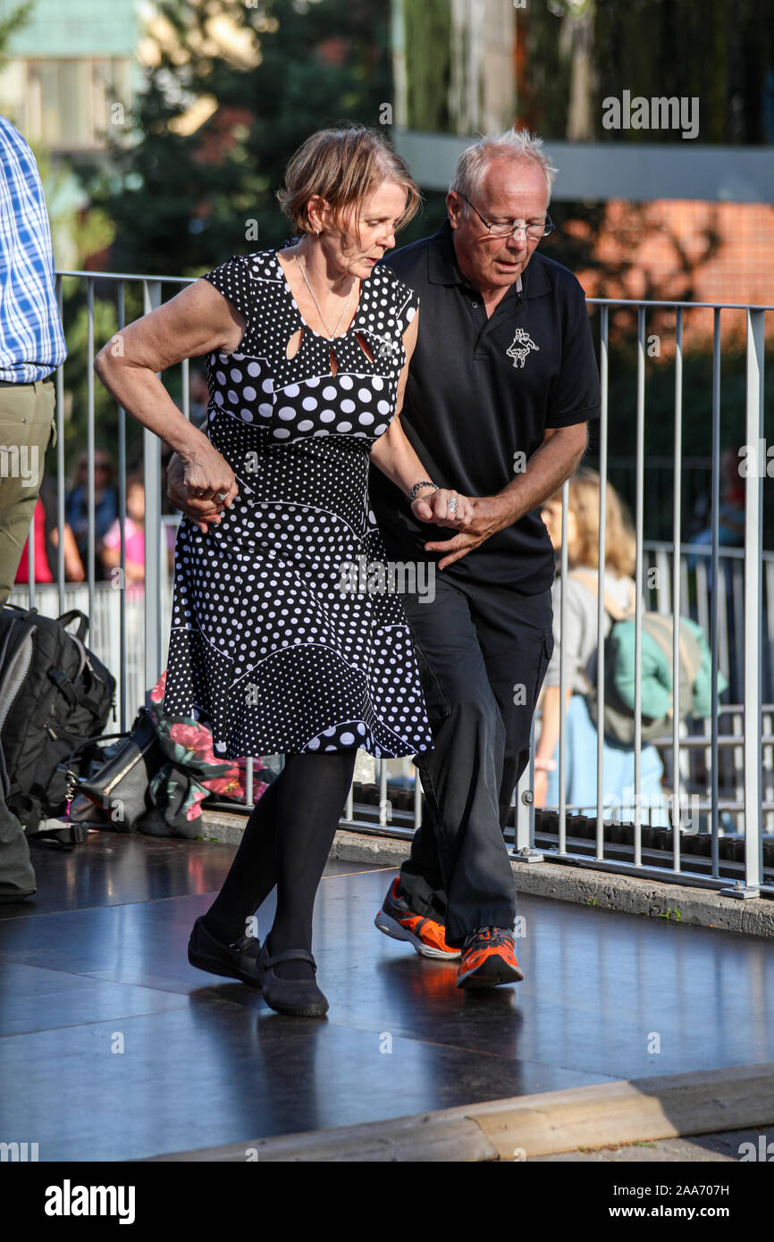 Coppia di anziani ballare la 50's stile di musica in Linnamäki parco divertimenti a Helsinki in Finlandia Foto Stock