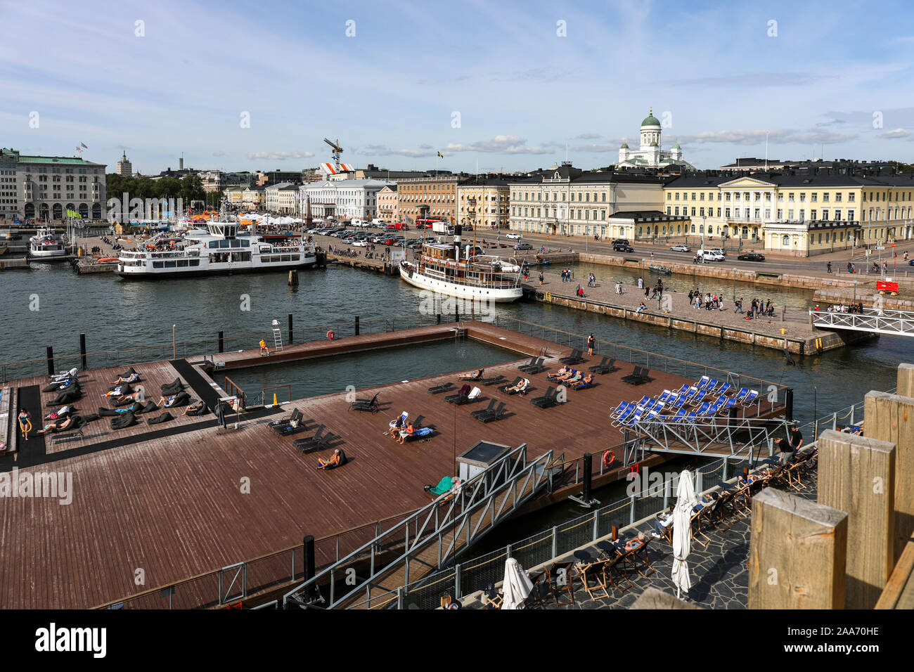 Allas mare Piscina coperta e piscina di acqua di mare visto dal Allas Café & terrazza a Helsinki in Finlandia Foto Stock
