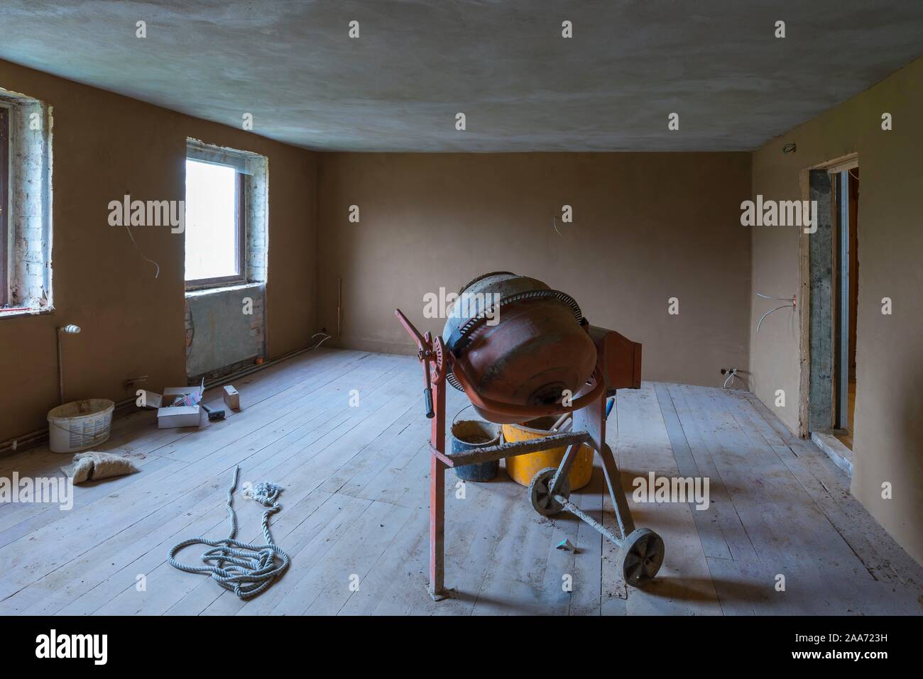 Lavori di ristrutturazione e ampliamento di un appartamento, mescolatore per malta in un intonaco fresco camera, Meclemburgo-Pomerania Occidentale, Germania Foto Stock