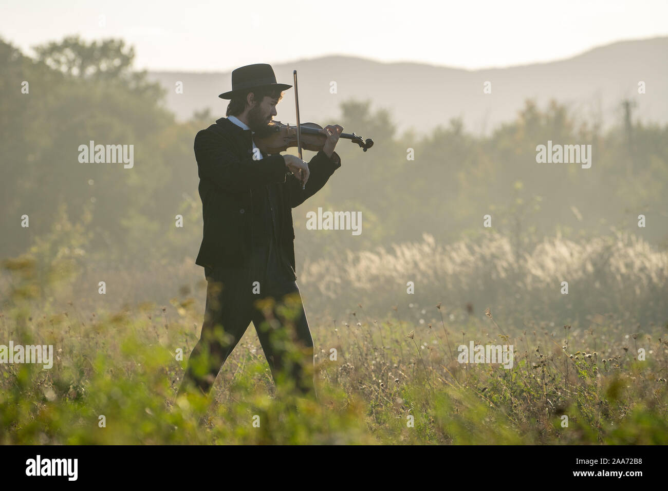 Data di rilascio: dicembre 25, 2019 Titolo: La canzone dei nomi STUDIO: Sony Pictures Classics direttore: Francois Girard trama: Tim Roth e Clive Owen star in un emotivo detective story si sviluppa su due continenti e a metà secolo. Al di sotto del film di stordimento e di pulsazione rivelazioni musicali masterizzare l'orrore della guerra e le anime perdute estinti dalla storia. STARRING: GIONA HAUER-re come Dovidl 17-23. (Credito Immagine: © Sony Pictures Classics/Entertainment Immagini) Foto Stock