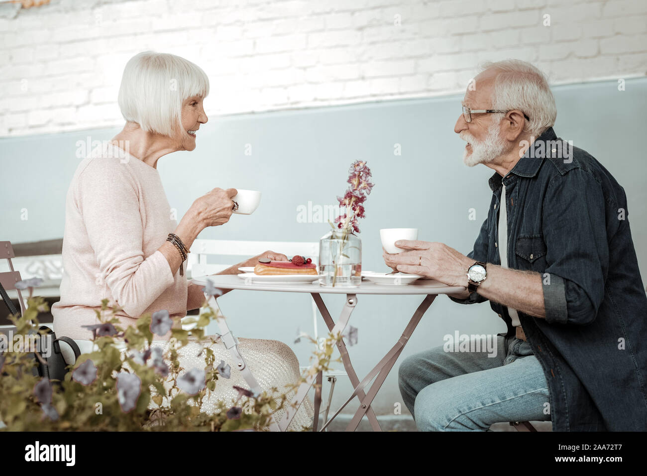 Positivo bella età le persone a bere caffè insieme Foto Stock