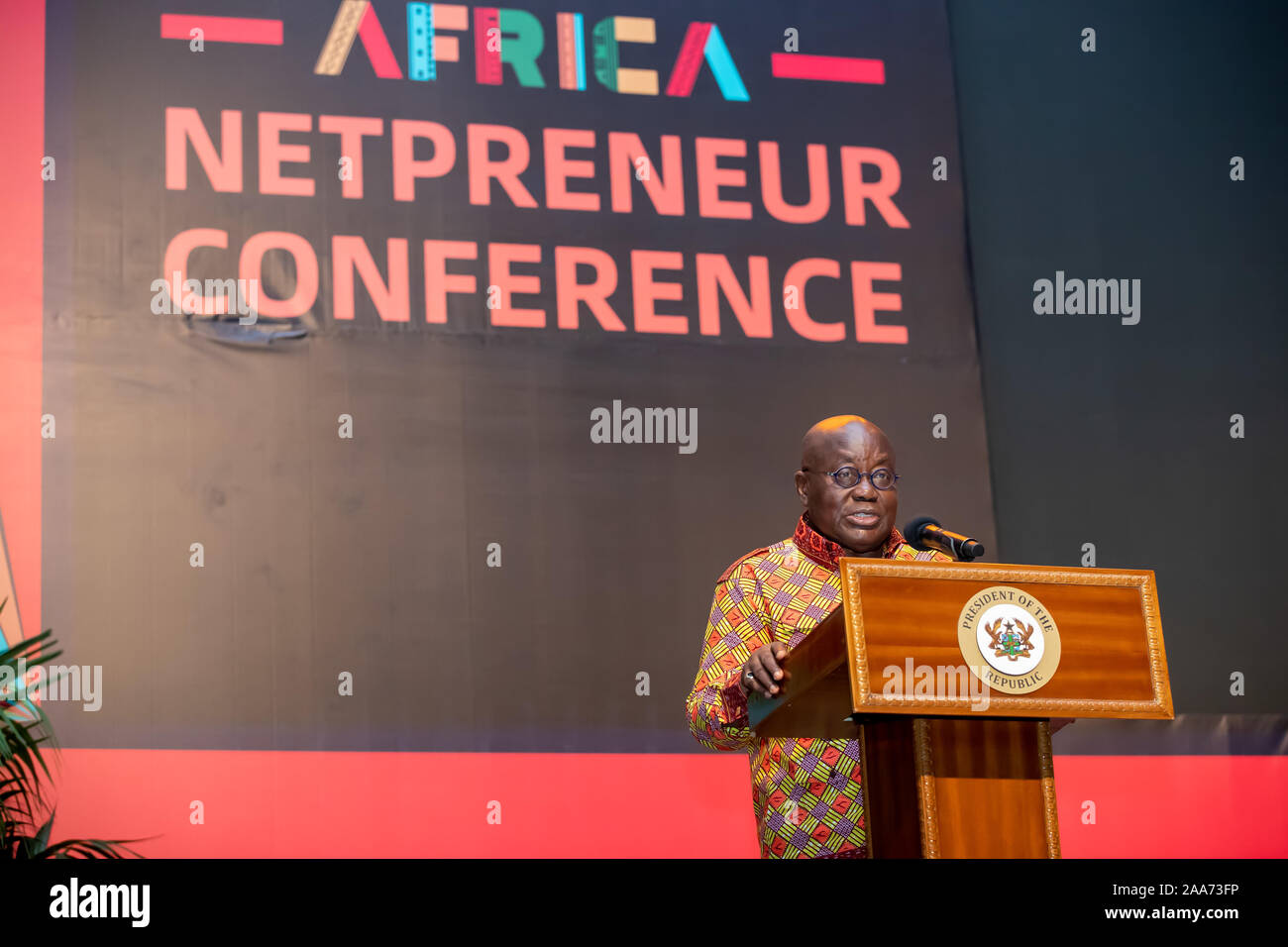 Accra, nov. 16. Xvi Nov, 2019. Il Presidente del Ghana Addo Dankwa Akufo-Addo risolve il pubblico durante l'Africa Netpreneur premio finale concorso ad Accra, capitale del Ghana, nov. 16, 2019. Il concorso finale dell'Africa Netpreneur premio era tenuto ad Accra il nov. 16, 2019. Il Jack Ma Foundation ha dato un totale montepremi in denaro di un milione di dollari per sostenere le imprese di dieci giovani imprenditori africani, i vincitori di più di 10.000 partecipanti, durante la fanciulla Netpreneurs' cerimonia di premiazione qui tardi sabato sera. Credito: Zhang Yu/Xinhua/Alamy Live News Foto Stock