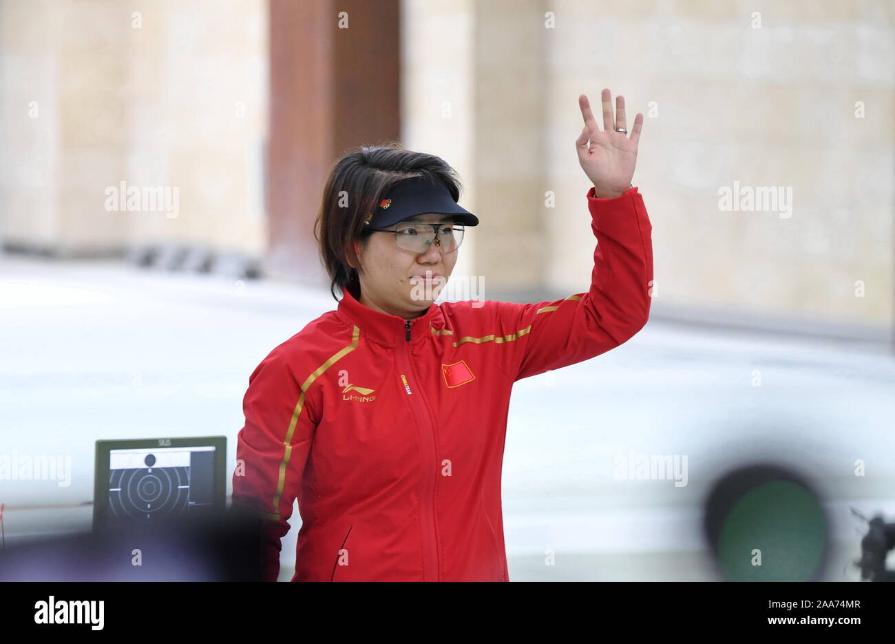 Putian, la Cina della provincia del Fujian. Xx Nov, 2019. Zhang Jingjing della Cina saluta il pubblico dopo la donna 25m pistol finale al ISSF World Cup Final in Putian, a sud-est della Cina di provincia del Fujian, nov. 20, 2019. Credito: Lin Shanchuan/Xinhua/Alamy Live News Foto Stock