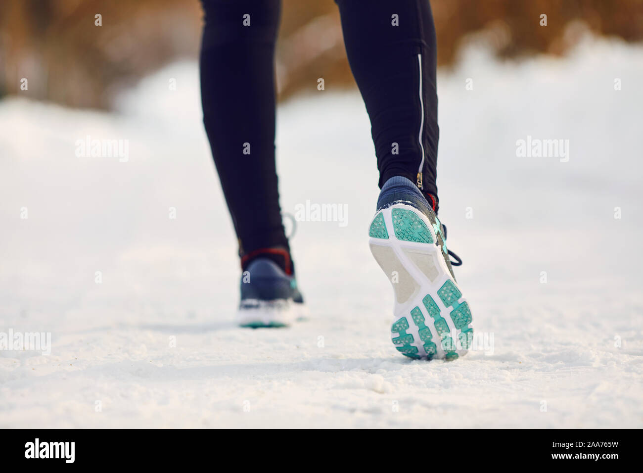 Primo piano della ragazza del runner in piedi il parco in inverno Foto Stock