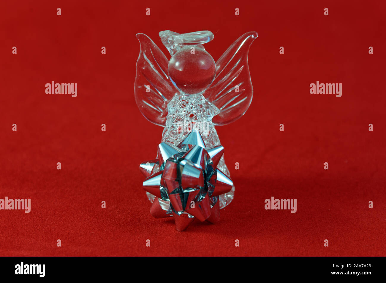 Un angelo di vetro con un Silver star seduto di fronte a lei Foto Stock
