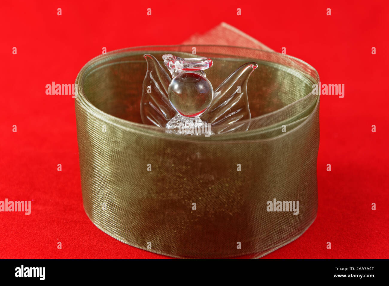 Il Christmas Angel peaking è al di fuori del suo nastro verde circondano Foto Stock